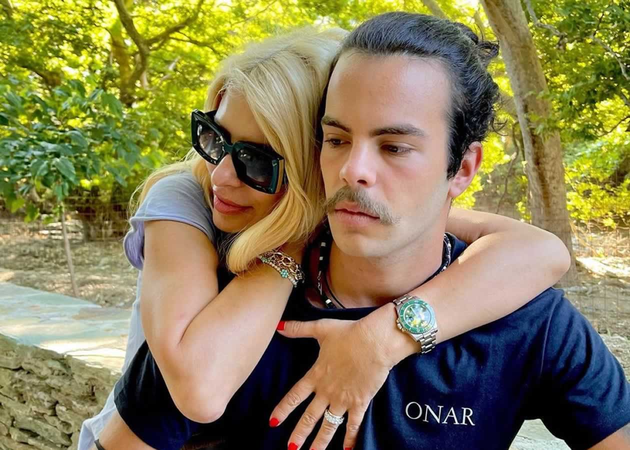 Η Ελένη Μενεγάκη βρίσκεται στην Άνδρο και συγκεκριμένα στο εναλλακτικό ξενοδοχείο του συζύγου της Onar στην περιοχή Άχλα του Κυκλαδίτικου νησιού.