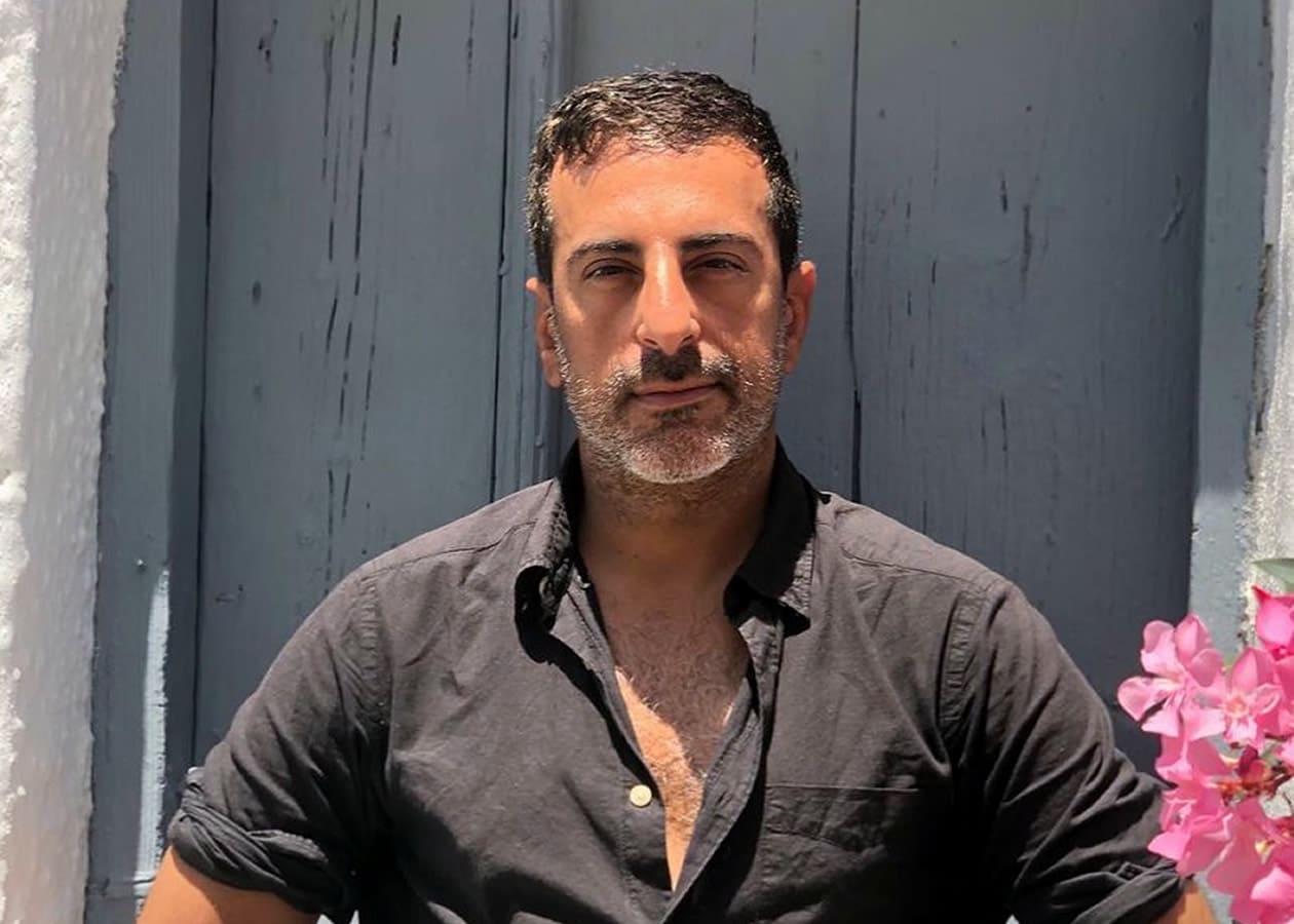 Ο Στέλιος Κουδουνάρης βρίσκεται στην Πάρο και ετοιμάζεται εν μέσω διακοπών να γιορτάσει τα γενέθλια του! Ο αγαπημένος Στέλιος Κουδουνάρης