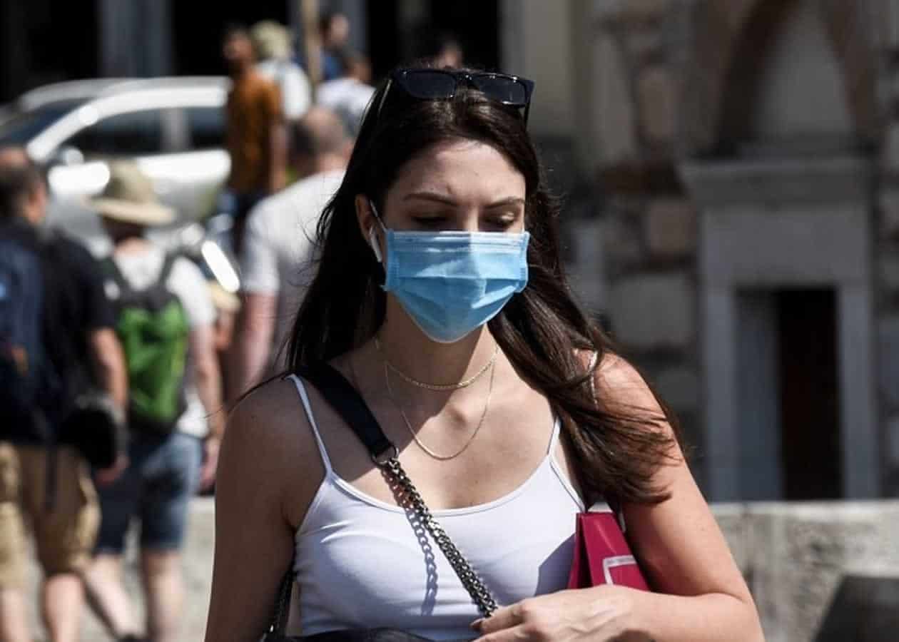 Με 40 βαθμούς και τον καύσωνα να έρχεται δρομαίως στην χώρα μας το να κυκλοφορεί κάποιος στον δρόμο φορώντας μάσκες είναι το λιγότερο