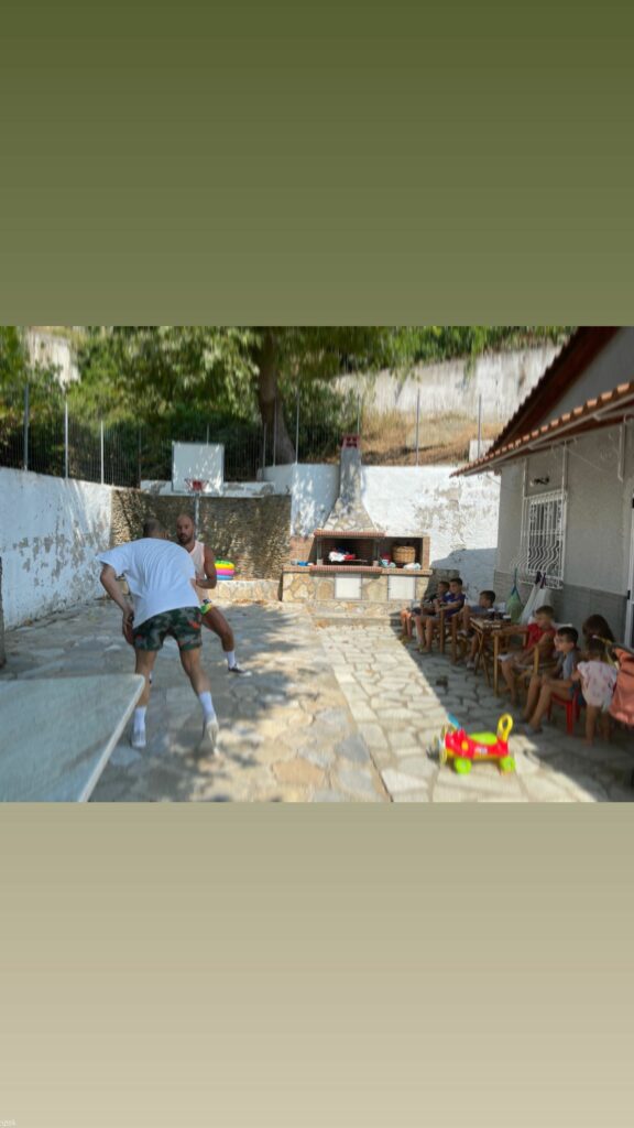 μπάσκετ στην αυλή με τον αδερφό