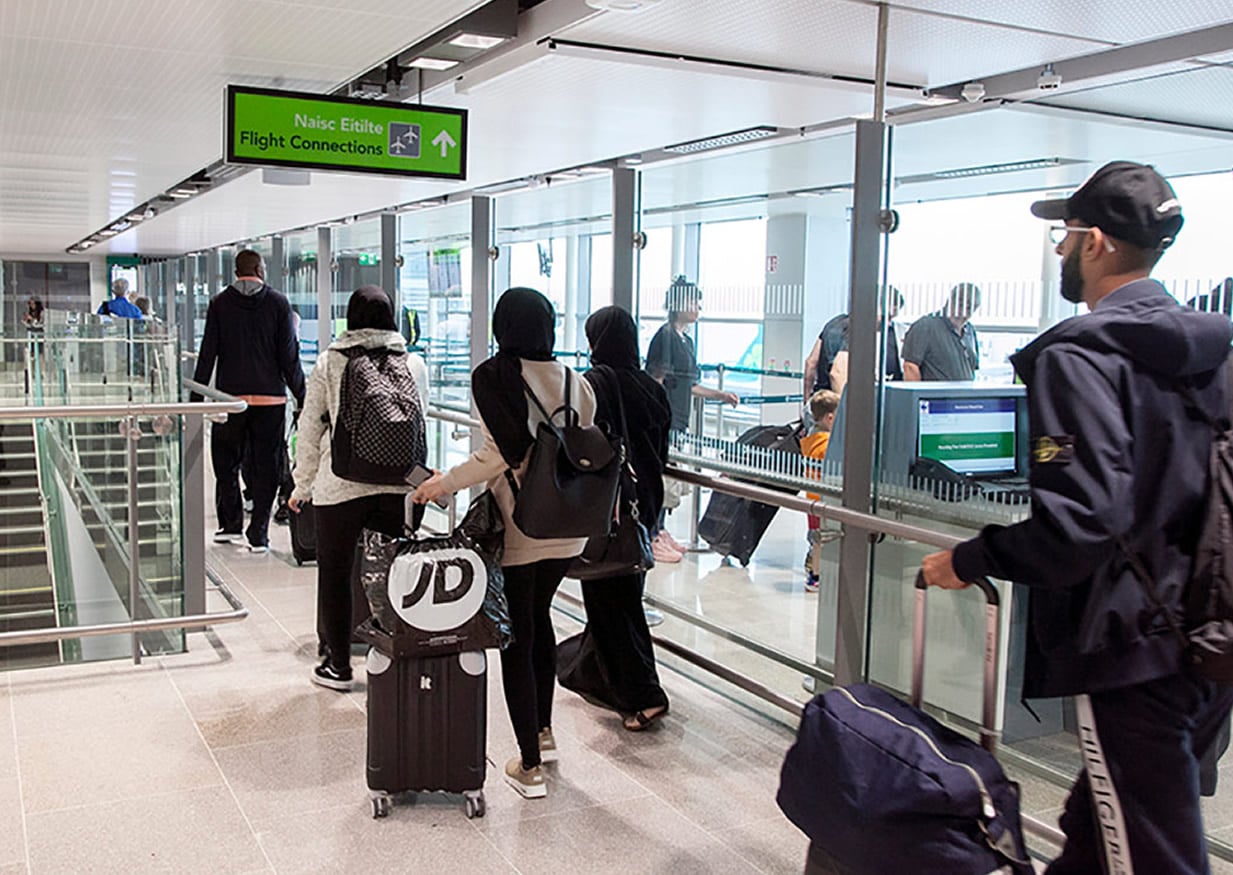 Βρέθηκαν στην αίθουσα αναμονής ενός αεροδρομίου ένας Ιταλός, ένας Γάλλος και ένας Έλληνας και όπως καθόντουσαν και περίμεναν την