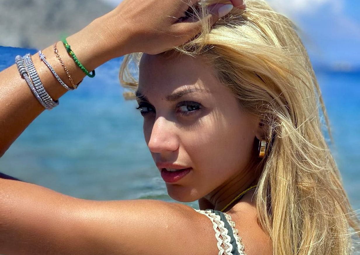 Πιο καλοκαιρινή εμφάνιση απο αυτή που έκανε η Κωνσταντίνα Σπυροπούλου στην παραλία δεν θα ξαναδείτε σήμερα. Γονατιστή φορώντας ένα εντυπωσιακό