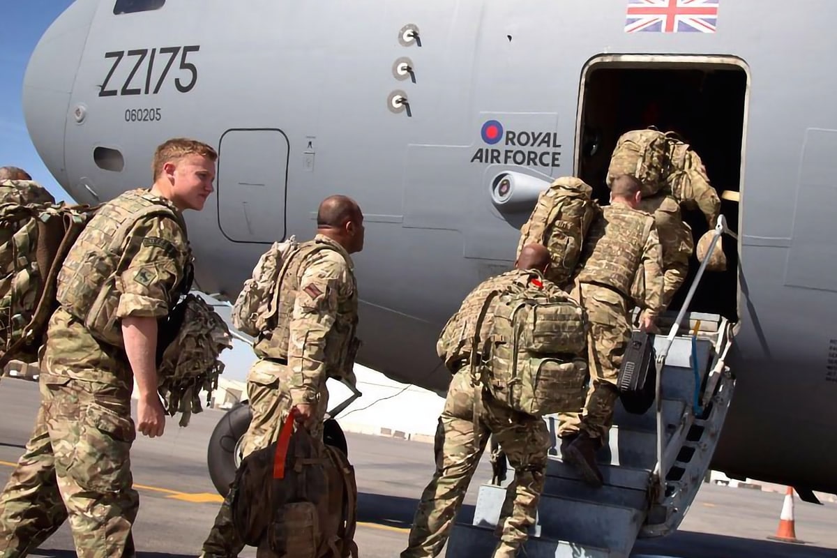 Το τελευταίο μεταγωγικό αεροσκάφος με Βρετανούς στρατιώτες από το Αφγανιστάν προσγειώθηκε στο Ηνωμένο Βασίλειο, όπως μετέδωσε