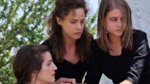 Βλέμματα γεμάτα φόβο και τρόμο μας παρουσιάζει το νέο trailer του τρίτου κύκλου στις Άγριες Μέλισσες. Η περίοδος της δικτατορίας έρχεται