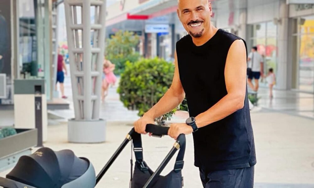 Δημήτρης Σκουλός: Βγάζει την κόρη βόλτα με κάλτσα και παντόφλα!