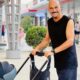 Δημήτρης Σκουλός: Βγάζει την κόρη βόλτα με κάλτσα και παντόφλα!