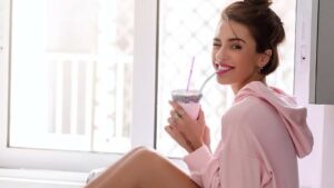 Η Κάτια Ταραμπάνκο ανεβάζει την μπλούζα και μας φτάνει στα όρια μας
