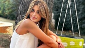 Με φόντο το ηλιοβασίλεμα η πανύψηλη Ανθή Σαλαγκούδη μας δείχνει την εντυπωσιακή πίσω όψη που θα σας καθηλώσει