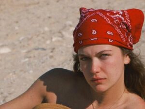 ΩΠΑ! Η Κλέλια Ανδριολάτου στην Πάτμο χωρίς τα απαραίτητα μπροστά στην κάμερα.