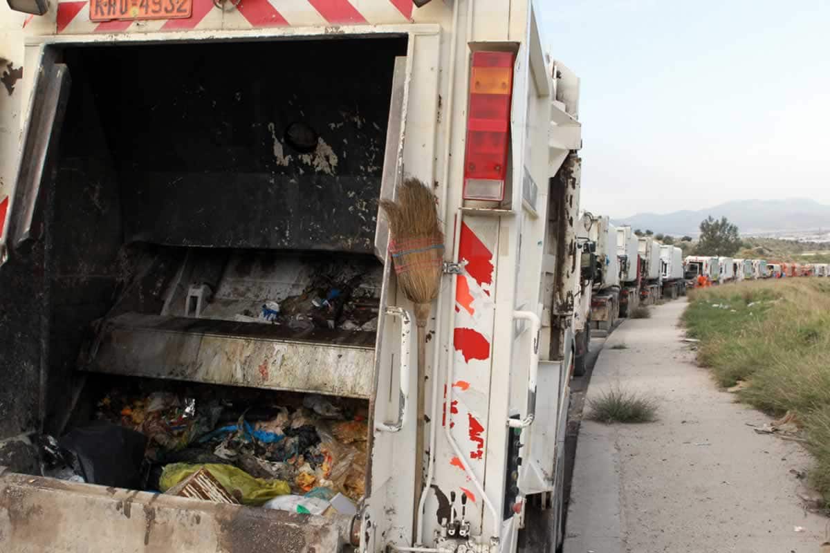 Δήμος μετακίνησε μέλος απορριμματοφόρου (σκουπιδιάρικου) επειδή ήταν ανεμβολίαστος και τον πήγαν σε άλλο!