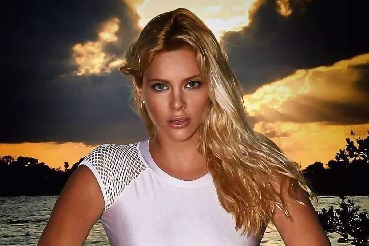Το εντυπωσιακό ξανθό μοντέλο Ρία Αντωνίου που κάνει καριέρα στο εξωτερικό έχοντας αφήσει την μιζέρια της Ελληνικής τηλεόρασης και showbiz