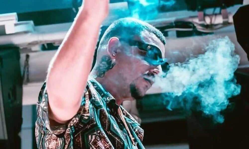 Πριν απο 17 ημέρες ο Mad Clip έχασε την ζωή του στην άσφαλτό όταν έχασε τον έλεγχο του αυτοκινήτου του στην παραλιακή οδό με αποτέλεσμα τον