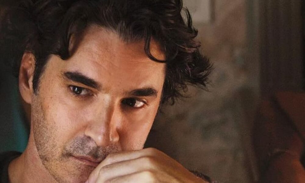 Με ένα καθαρά μουσικό βίντεο απο τους Παξούς ο Χριστόφορος Παπακαλιάτης μας αποκαλύπτει μερικά όμορφα πλάνα απο τα γυρίσματα της νέας