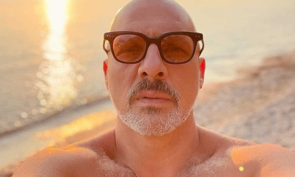 Ήταν το καλοκαίρι του 2019 όταν τα ρεπορτάζ του καλοκαιριού έκαναν πάρτυ με την αποκάλυψη ότι ο Νίκος Μουτσινάς έκανε διακοπές με σύντροφο