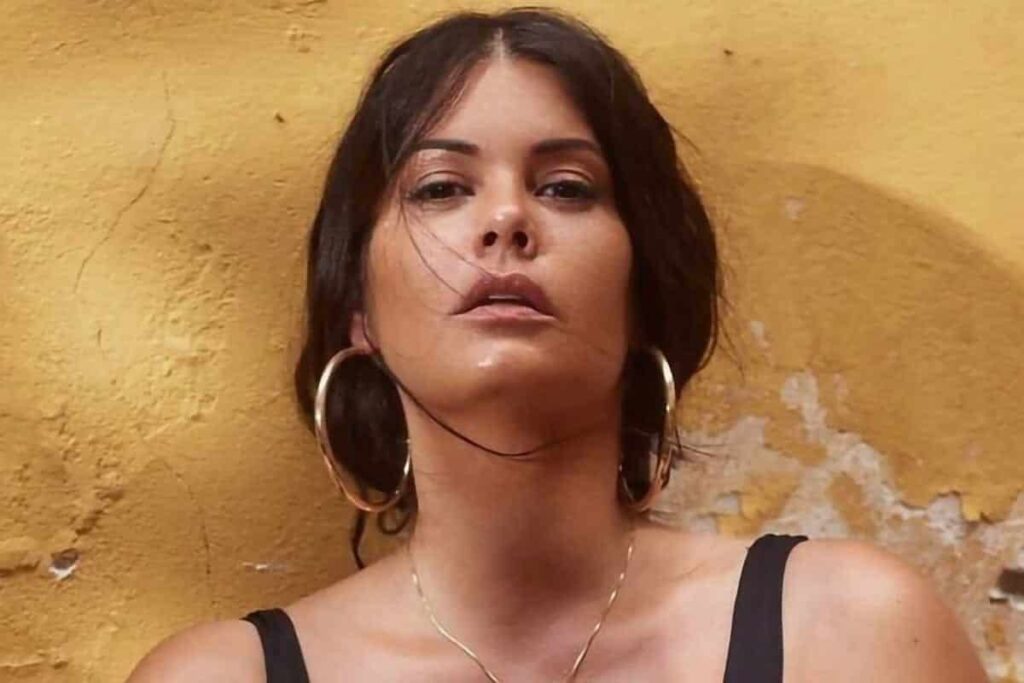 Θεϊκή Μαρία Κορινθίου ποζάρει με φόντο τα..μπαλκόνια της