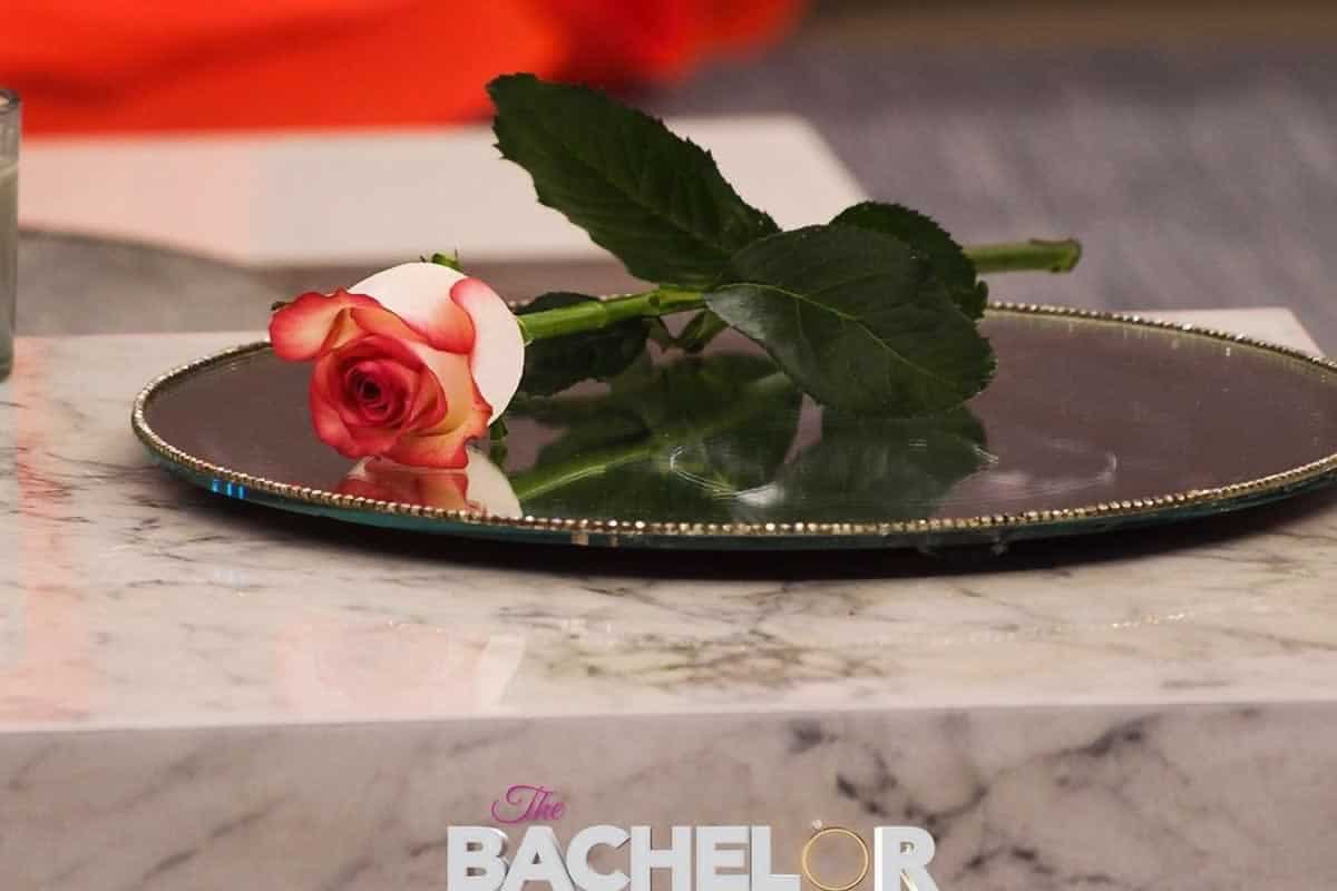Η παίκτρια του The Bachelor που «έφτυσε» τον εργένη κερνάει πίσω κίνηση φωτιά