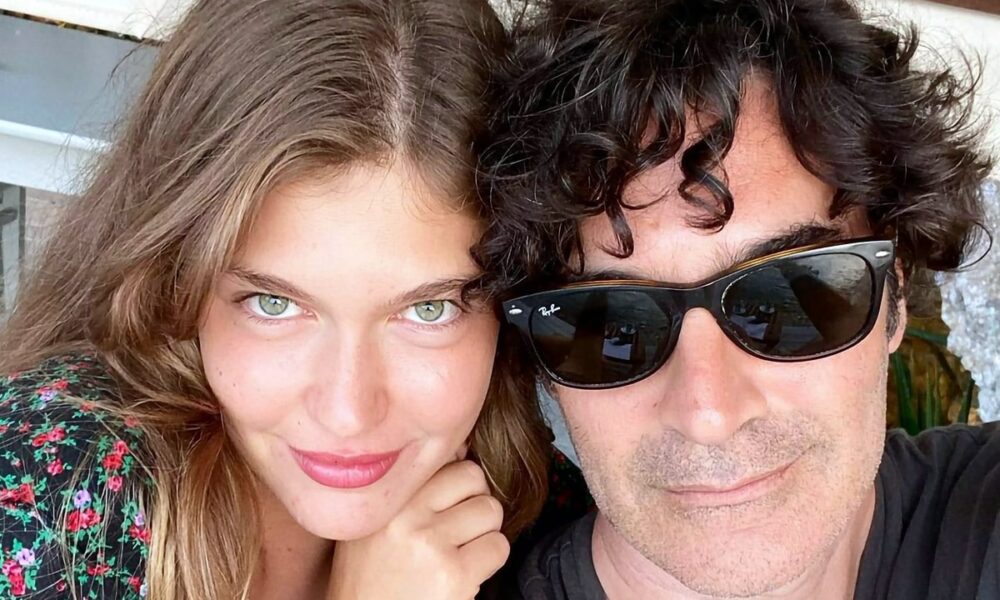 Στιγμές πάθους στους Παξούς ζουν ο Χριστόφορος Παπακαλιάτης και η Κλέλια Ανδριολάτου. Δεν θα μπορούσε ο δημιουργός να μην ερωτευτεί