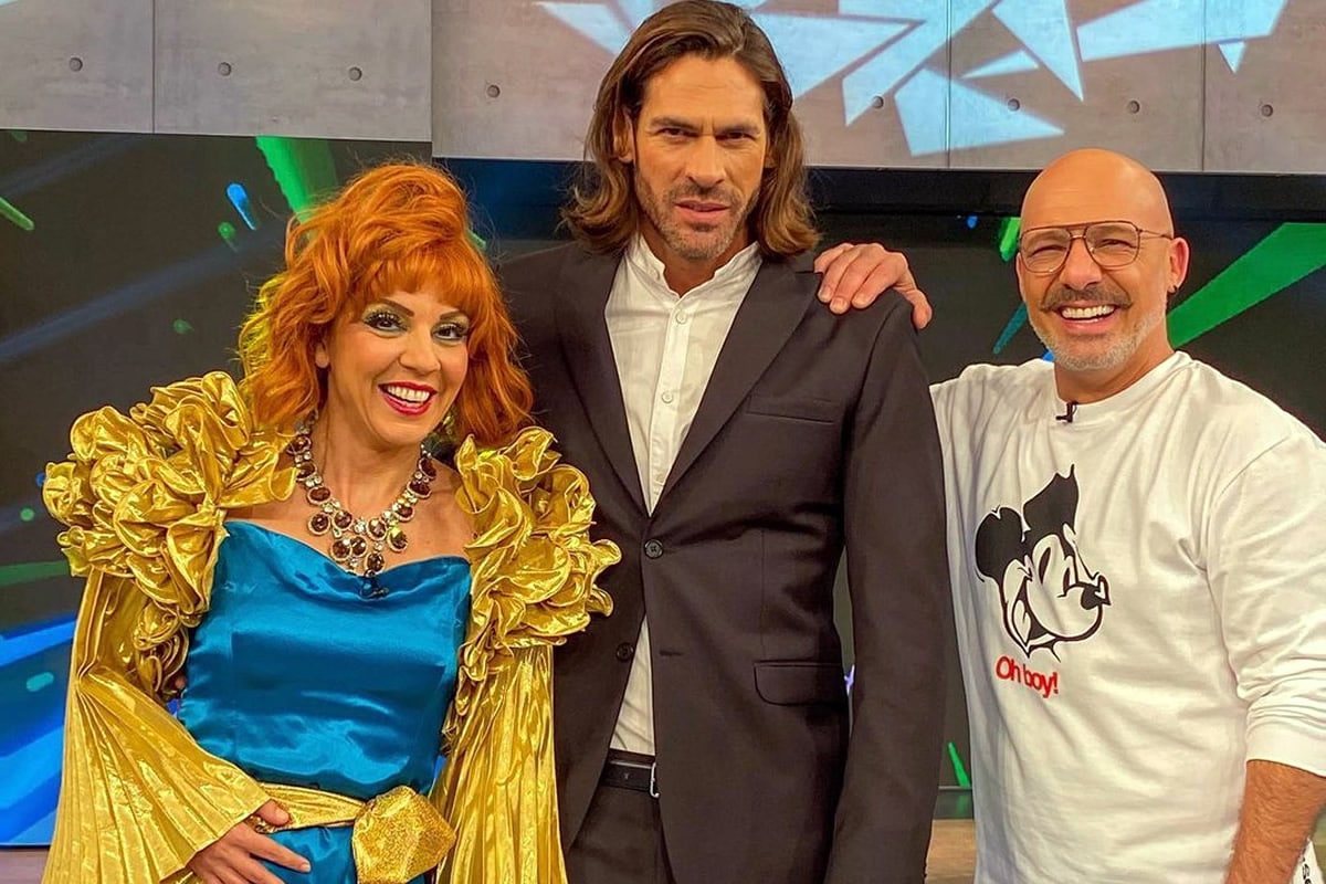 Αφού μπήκε στο πλατό κάτω απο τους ήχους του GNTM, ο Γιάννης Σπαλιάρας ως ένας άλλος εργένης ενός εναλλακτικού Bachelor έριξε ένα επικό