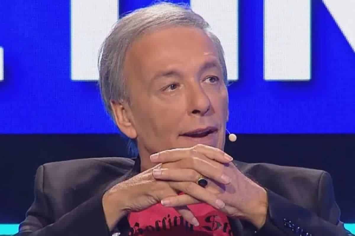 Δύσκολες ώρες για τον Ανδρέα Μικρούτσικο και την οικογένεια του, αφού ο παρουσιαστής παρουσίασε επιπλοκές στην κατάσταση του και