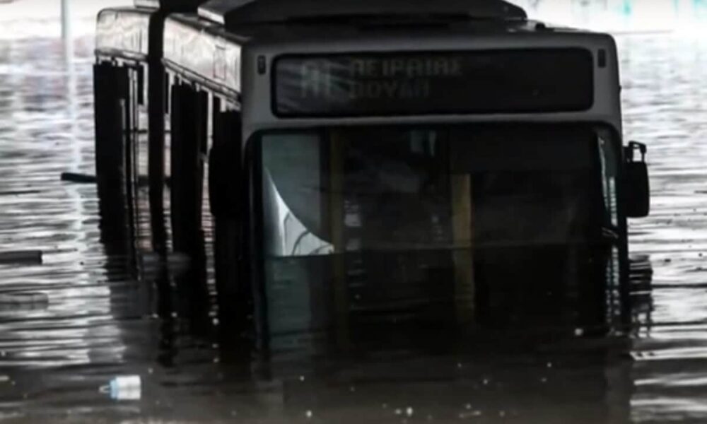 Πραγματικά βούλιαξε λεωφορείο της γραμμής Πειραιά Βούλα όταν ακινητοποιήθηκε κάτω απο την γέφυρα στην λεωφόρο Ποσειδώνος