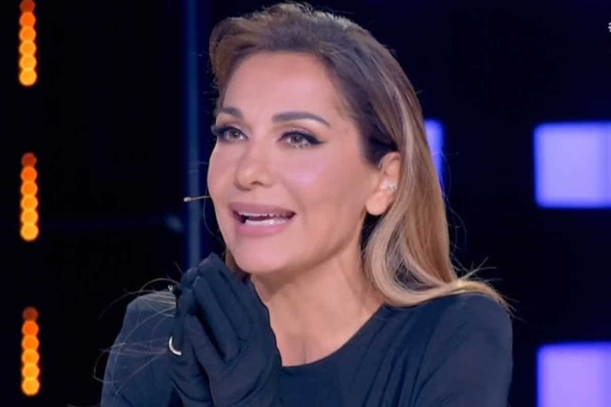 Στην αρχή του J2US του Σαββάτου όλοι είδαν την τραγουδίστρια και μέλος της κριτικής επιτροπής, Δέσποινα Βανδή να φοράει ένα μαύρο φόρεμα,