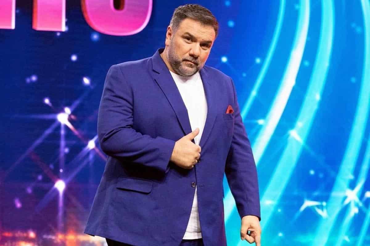 Θετικός στον κορονοϊό φαίνεται ότι είναι ο παρουσιαστής Γρηγόρης Αρναούτογλου, ενώ εκτός τον παρουσιαστή και κάποια απο μέλη της μπάντας