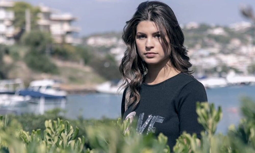 Η Θεοδώρα, ρόλο τον οποίο ερμηνεύει η πανέμορφη Δανάη Παππά, είναι ένα κορίτσι το οποίο θα δημιουργήσει τρομερές καταστάσεις