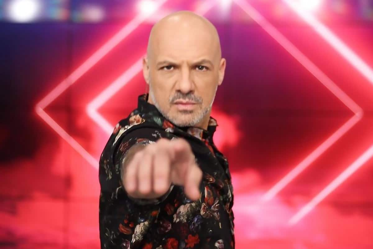 Ο παρουσιαστής Νίκος Μουτσινάς μετά απο τις καθημερινές του ατασθαλίες στην εκπομπή του κάθε μεσημέρι στον ΣΚΑΪ και στο Καλό Μεσημεράκι,