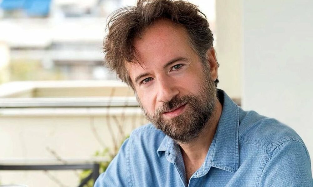 Ο τραγουδοποιός και παρουσιαστής Κωστής Μαραβέγιας στην κάμερα της εκπομπής «Happy Day» και την Τίνα Μεσσαροπούλου, όπου