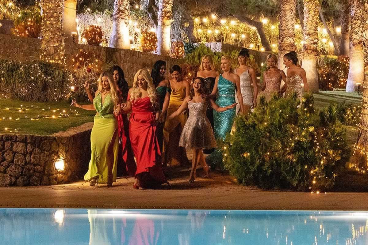 Δεν είναι λίγες οι φορές που οι κοπέλες μέσα στο The Bachelor, προσπαθούν να σαγηνεύσουν τον Αλέξη Παππά με τα σωματικά τους προσόντα,