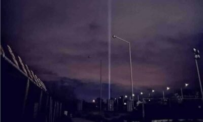 Αυτό το φως είδαν έκπληκτοι οι κάτοικοι του Ελληνικού-Αργυρούπολης χθες το βράδυ απέναντι από τα σπίτια τους στο αεροδρόμιο και ακόμα