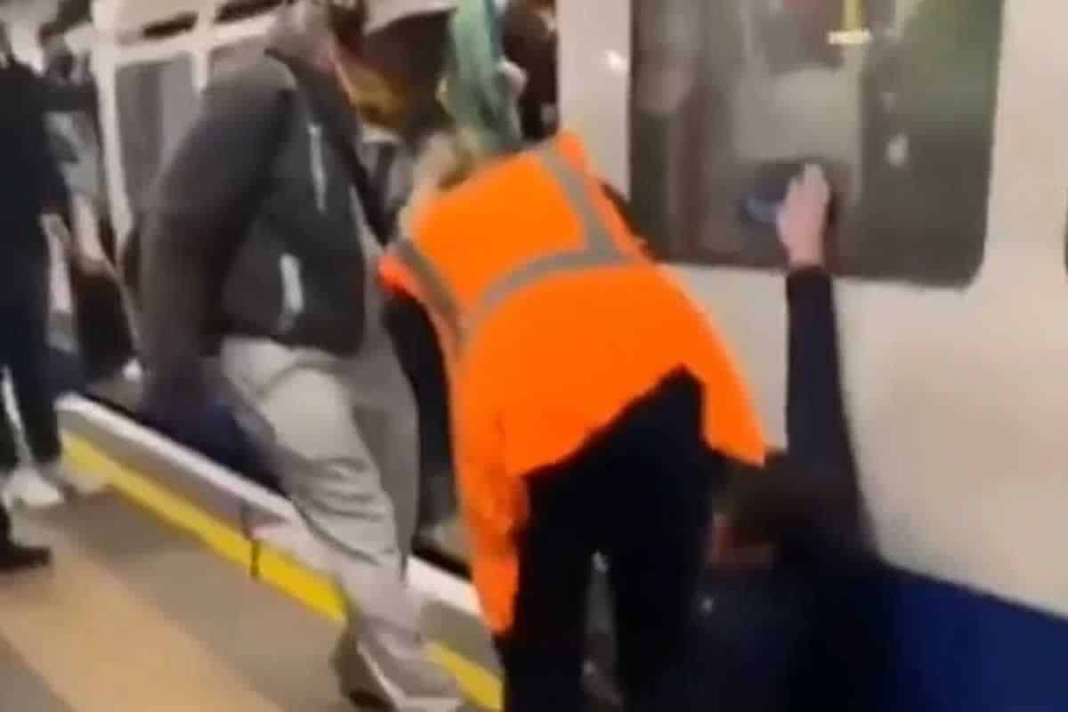 Παρακάτω θα δείτε τα σοκαριστικά πλάνα που τράβηξε ένας επιβάτης απο το μετρό του Λονδίνου, όταν ο άνδρας, ο οποίος μετά βίας