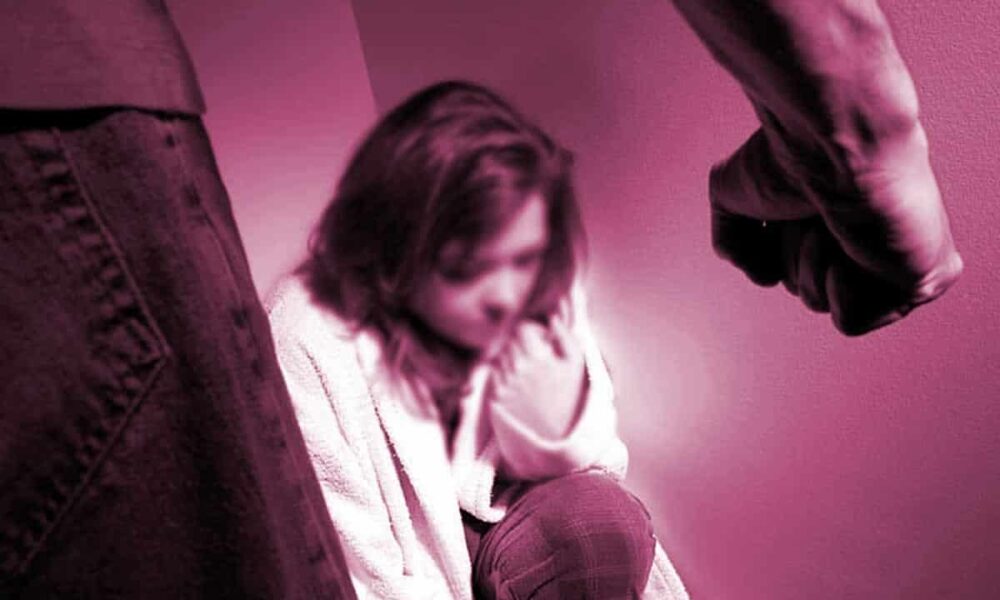 Ακόμα μια γυναίκα βρήκε τον θάνατο απο τα χέρια του άντρα της. Ένας 40χρονος έπνιξε με τα ίδια του τα χέρια την 37χρονη σύζυγό του στη