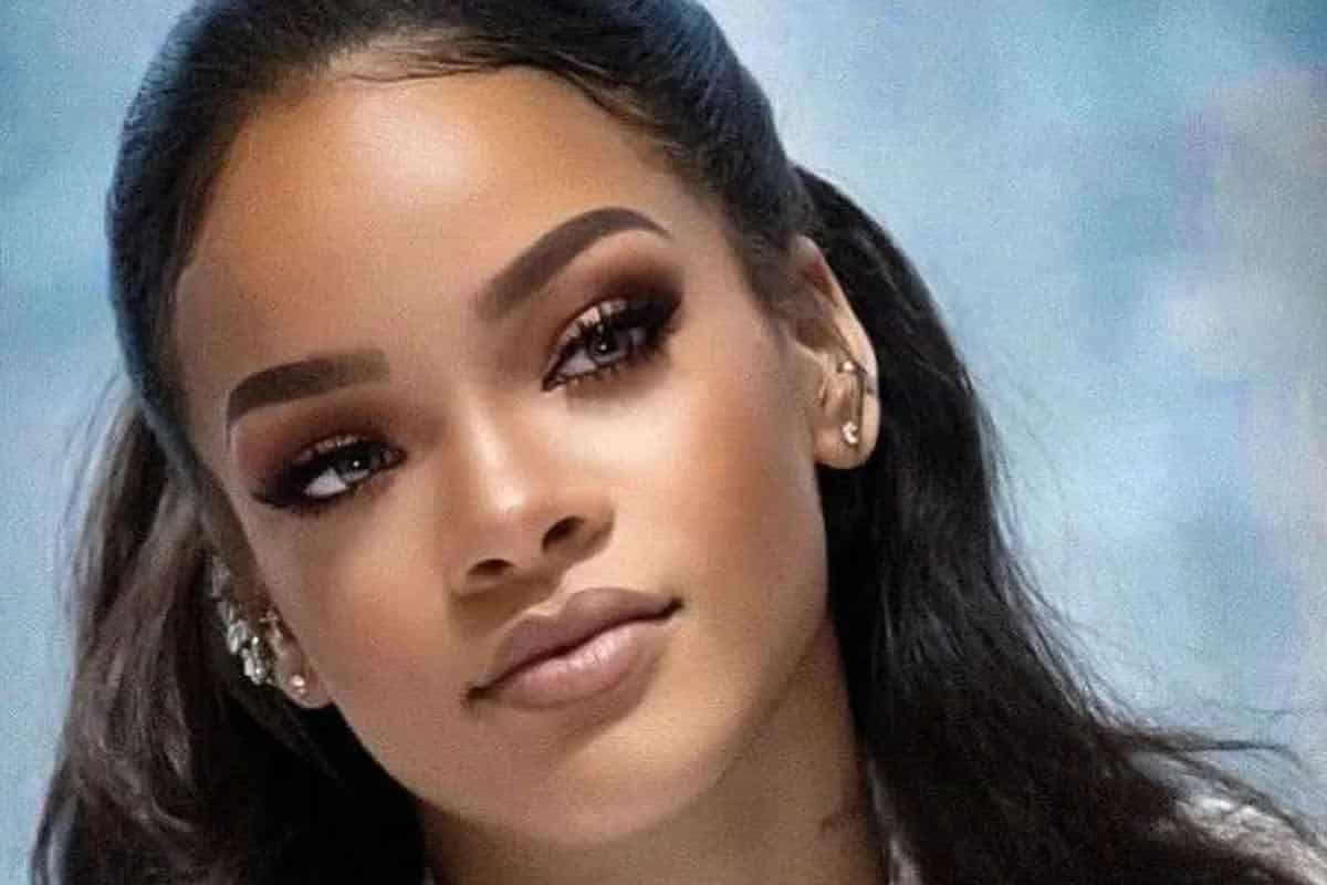 Η πλουσιότερη τραγουδίστρια του κόσμου Rihanna καταφέρνει με τον έναν ή με τον άλλο τρόπο να προκαλεί σε κάθε της εμφάνιση, αφού όπως