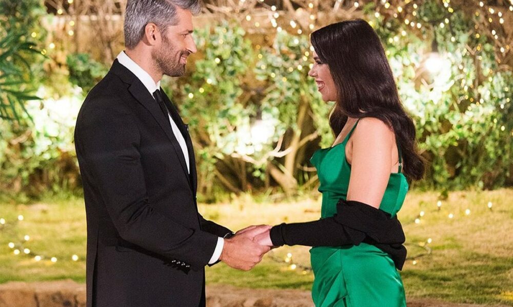 Τελετή των Ρόδων μεταμεσονύχτια για το The Bachelor, αφού ο Alpha ζήλεψε τον Κοκλώνη και μας ξενύχτησε μέχρι να δούμε αυτό που όλοι