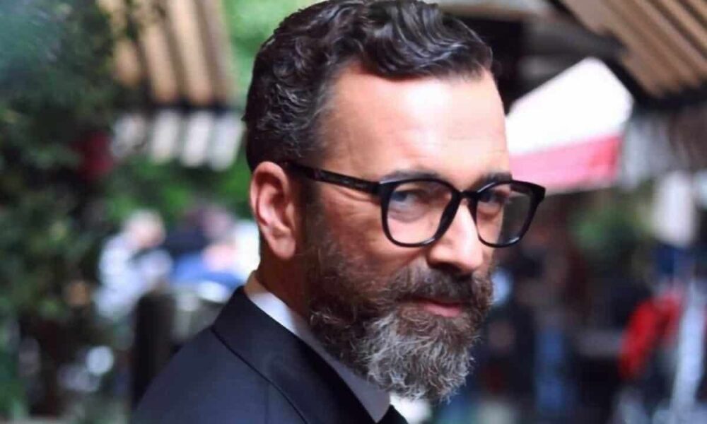 Ε ρε τι κάνει ο χορός και εμείς που δεν έχουμε κουνήσει ούτε δάχτυλο βλέπουμε τον Άγγελο Μπράτη και χαιρόμαστε απίστευτα που δεν ξέρουμε να