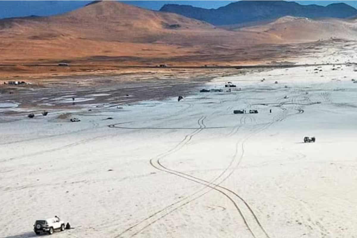 Οι έρημοι στη Σαουδική Αραβία έχουν καλυφθεί από χιόνι και πάγο μετά από μια εξαιρετικά σπάνια «ιστορική χαλαζόπτωση».