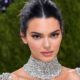 Η Kendall Jenner απάντησε στην κριτική που δέχτηκε επειδή φορούσε ένα πραγματικά «ακατάλληλο» μαύρο φόρεμα στον γάμο της καλύτερής