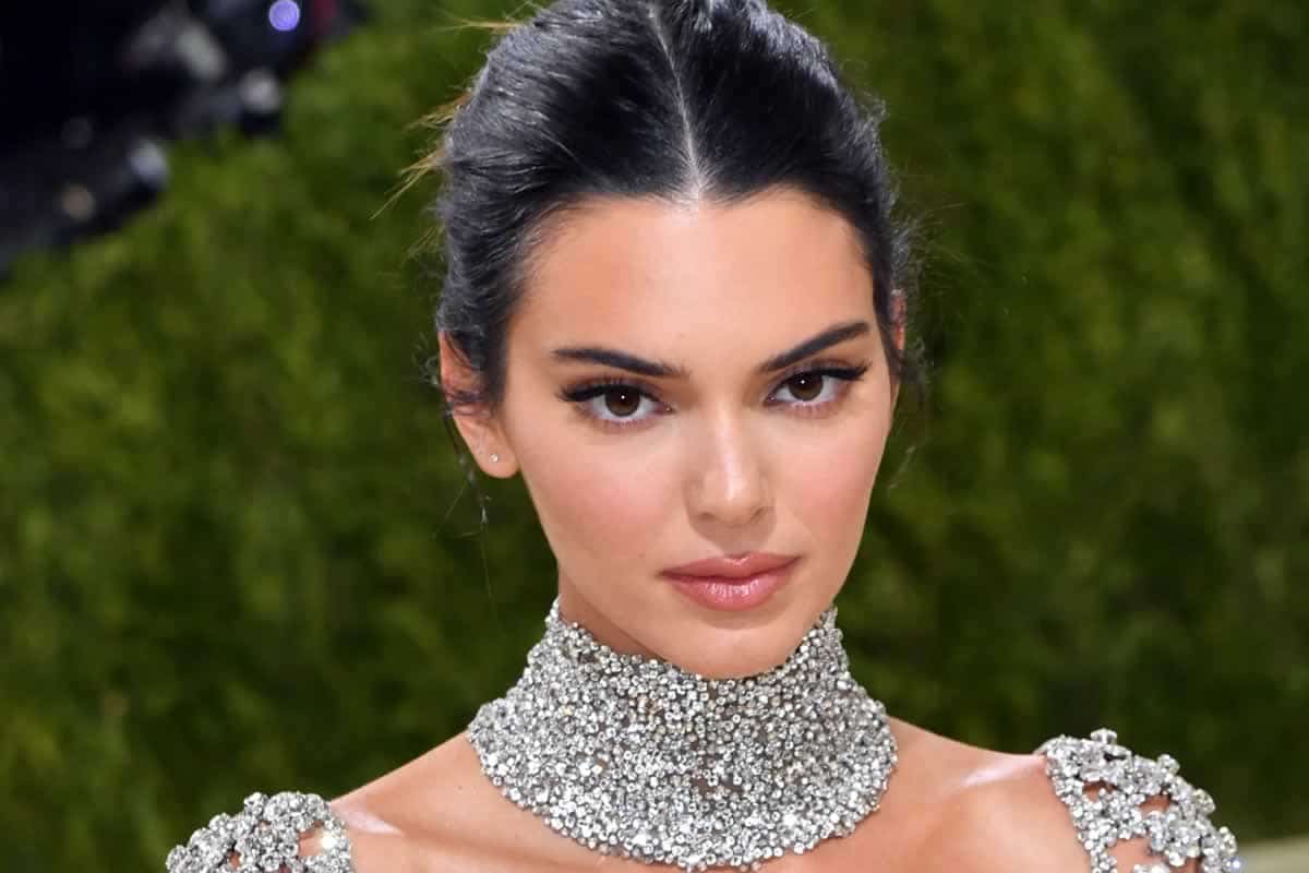 Η Kendall Jenner απάντησε στην κριτική που δέχτηκε επειδή φορούσε ένα πραγματικά «ακατάλληλο» μαύρο φόρεμα στον γάμο της καλύτερής