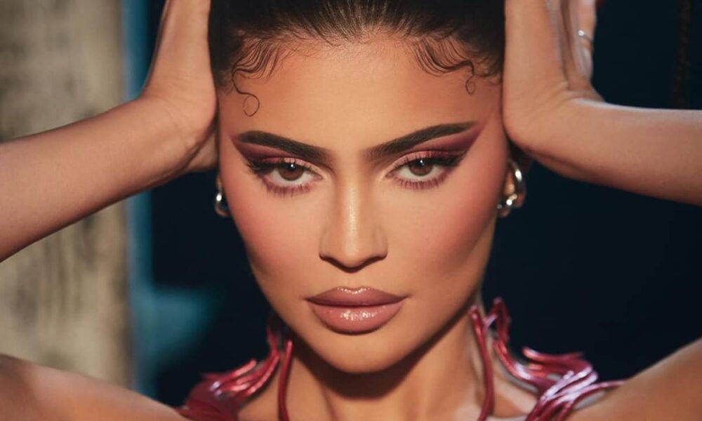 Η 24χρονη ιδρυτής της Kylie Cosmetics, Kylie Jenner, μοιράστηκε δύο φωτογραφίες της να κρατά ψηλά τα μαλλιά της φορώντας ένα ξεκούμπωτο