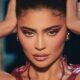 Η 24χρονη ιδρυτής της Kylie Cosmetics, Kylie Jenner, μοιράστηκε δύο φωτογραφίες της να κρατά ψηλά τα μαλλιά της φορώντας ένα ξεκούμπωτο