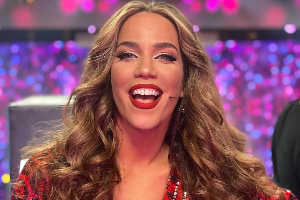 Μπορεί η χώρα να βρίσκεται μέσα σε κλοιό κακοκαιρίας, η Ελπίδα όμως έρχεται απο την Κατερίνα Στικούδη, η οποία την ώρα που όλοι φοράνε