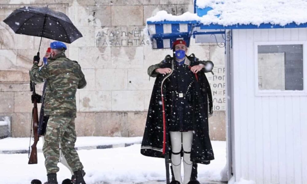 Μουντό είναι το σκηνικό του καιρού σήμερα στην Αθήνα, χωρίς όμως το κρύο να έχει κάνει την εμφάνιση του. Τα προγνωστικά μοντέλα για την