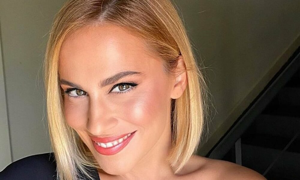 Η παρουσιάστρια του Dot στον ΣΚΑΪ, Νάντια Μπουλέ, θεωρείται μια απο τις πιο σεμνές παρουσίες της Ελληνικής τηλεόρασης, ενώ ταυτόχρονα
