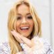 Έτσι απλά η Βρετανίδα τραγουδίστρια Rita Ora, βγήκε στην παραλία, φωτογραφήθηκε φορώντας μόνο το διχτυωτό της φόρεμα…και ένα