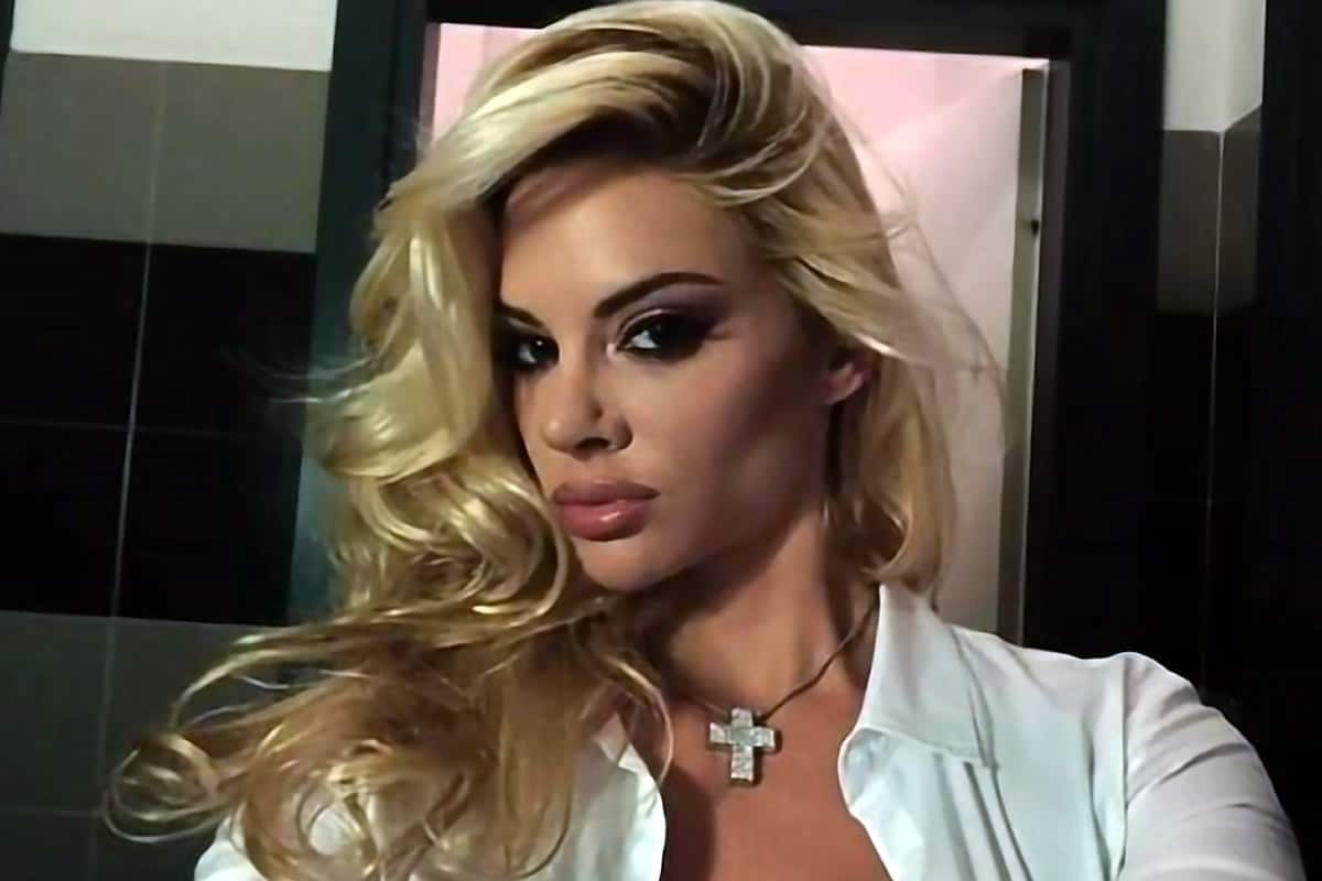 Η απόλυτη ξανθιά φαντασίωση των αντρών ακούει στο όνομα Ρία Αντωνίου και σε κάθε της νέα φωτογράφιση κυριολεκτικά κατεδαφίζει το Instagram