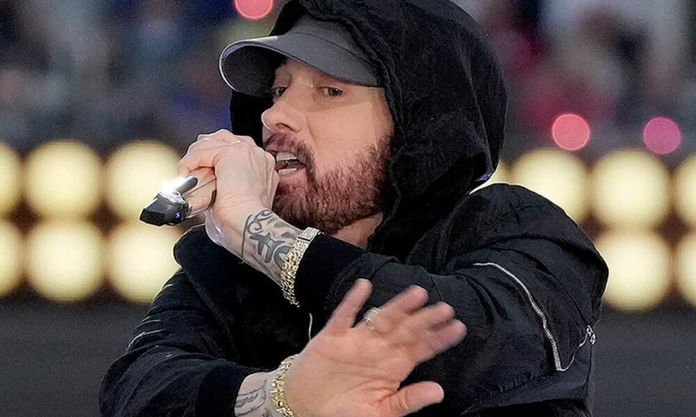 Όλοι θέλουν να μάθουν ποια ήταν τα παπούτσια που φορούσε ο Eminem κατά τη διάρκεια της παράστασης του ημιχρόνου στο Super Bowl,