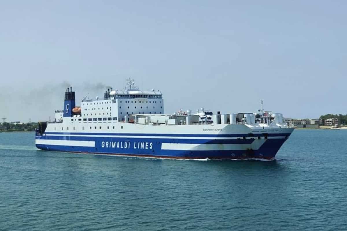 Στο πλοίο Euroferry Olympia σημαία Ιταλίας, εκδηλώθηκε φωτιά απο άγνωστη μέχρι στιγμής αιτία με αποτέλεσμα ο πλοίαρχος του σκάφους να ζητήσει
