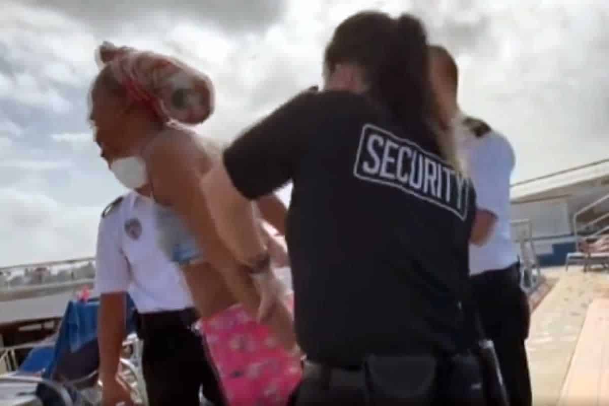 Ένα βίντεο που κυκλοφορεί τις τελευταίες ώρες στα κοινωνικά δίκτυα, δείχνει μια γυναίκα να αψιμαχεί με την ασφάλεια ενός κρουαζιερόπλοιου