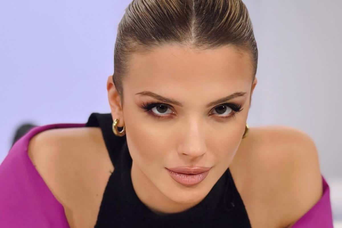 Η 28χρονη τραγουδίστρια Κατερίνα Λιόλιου κατάφερε με μια μόνο εμφάνιση της να ταράξει για ακόμα μια φορά τα νερά της Ελληνικής showbiz και να